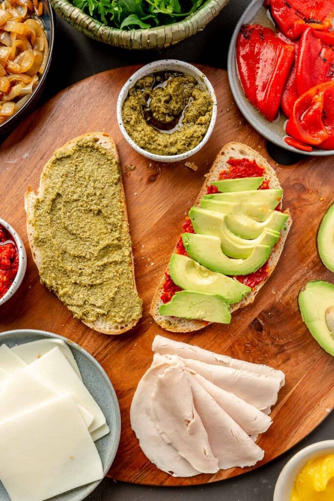 Avokado, Hindi ve Pestoyla Hazırlanan Eşsiz Panini Tarifi