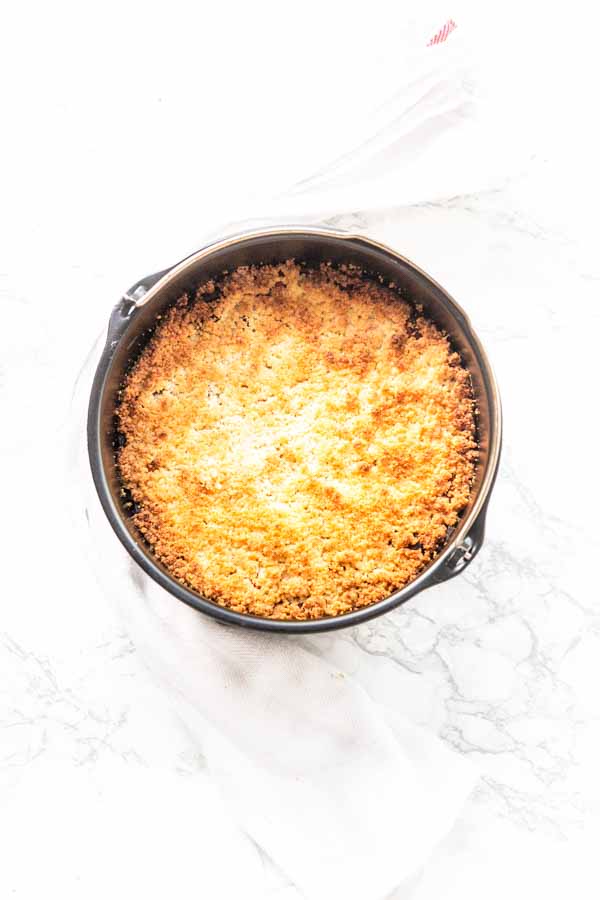 Air Fryer apple crumble in cake pan