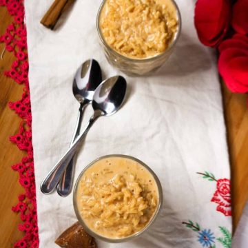 Birds eye view of two glasses with arroz con leche and two spoons