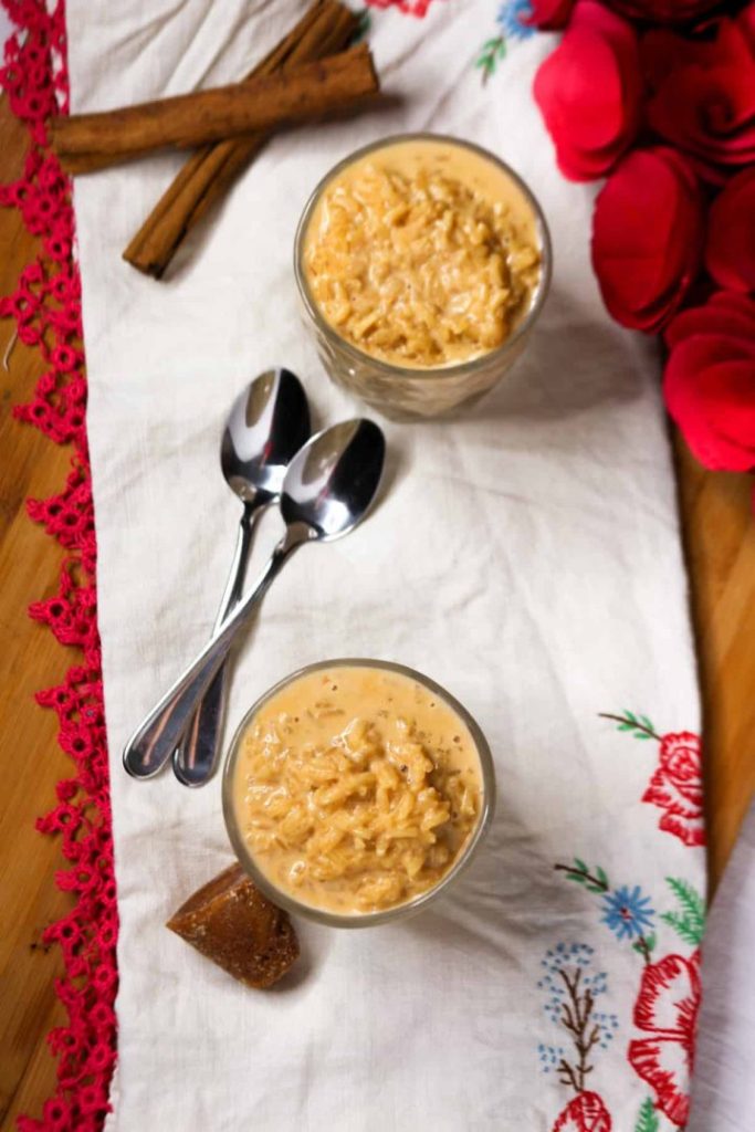 Birds eye view of two glasses with arroz con leche and two spoons