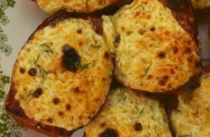 Garden-fresh tomatoes are broiled with a perfect topping made with a combination of sour cream, mayonnaise, onion and dill.  Once finished, these Broiled Tomato Slices can be served as an easy summer side dish or a fancy party hors doeuvre. 