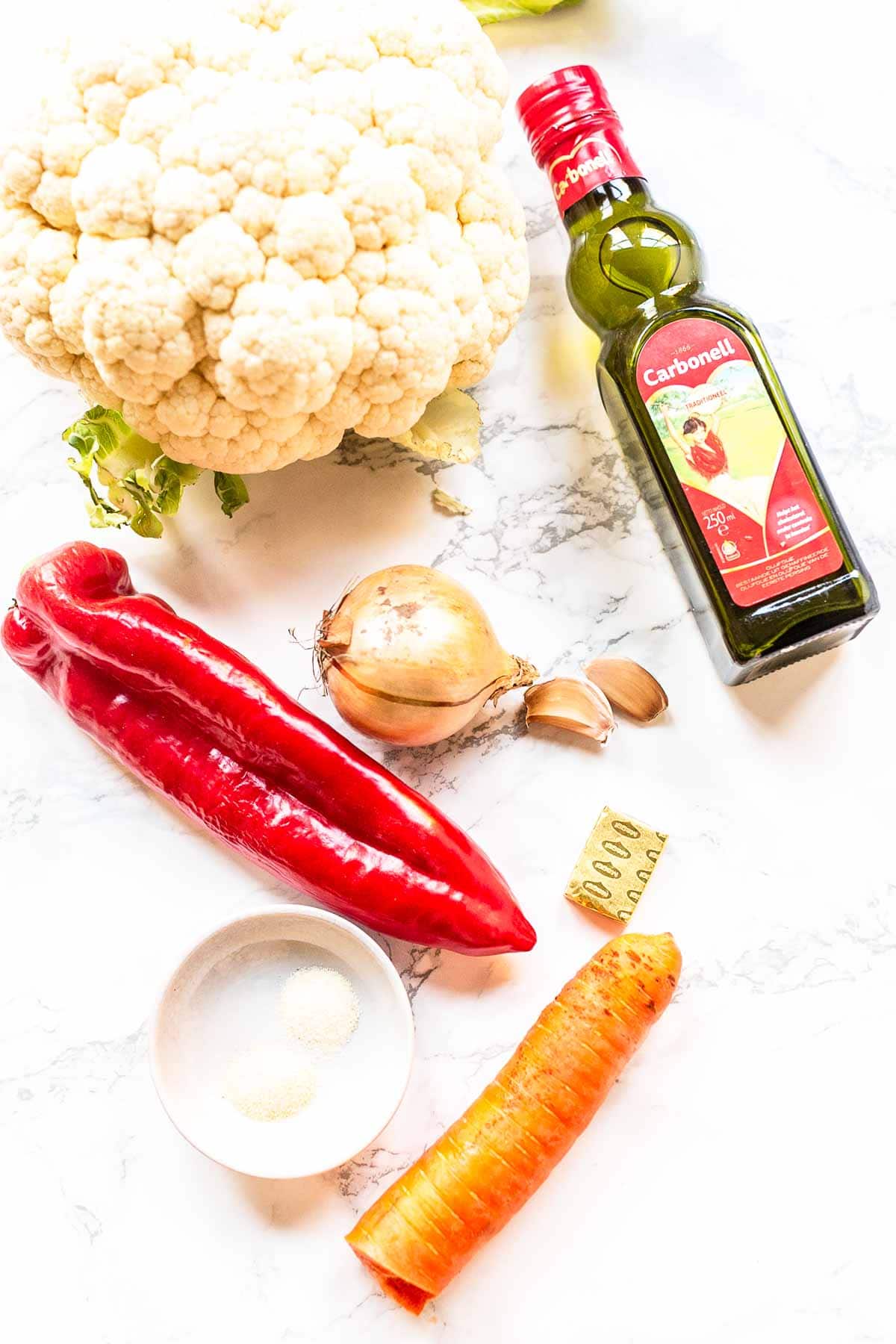 This creamy cauliflower soup is a super-fast and easy soup recipe that you have on the table in half an hour. You can make it vegetarian or even vegan. Serve for lunch as a starter or a full meal with some bread.