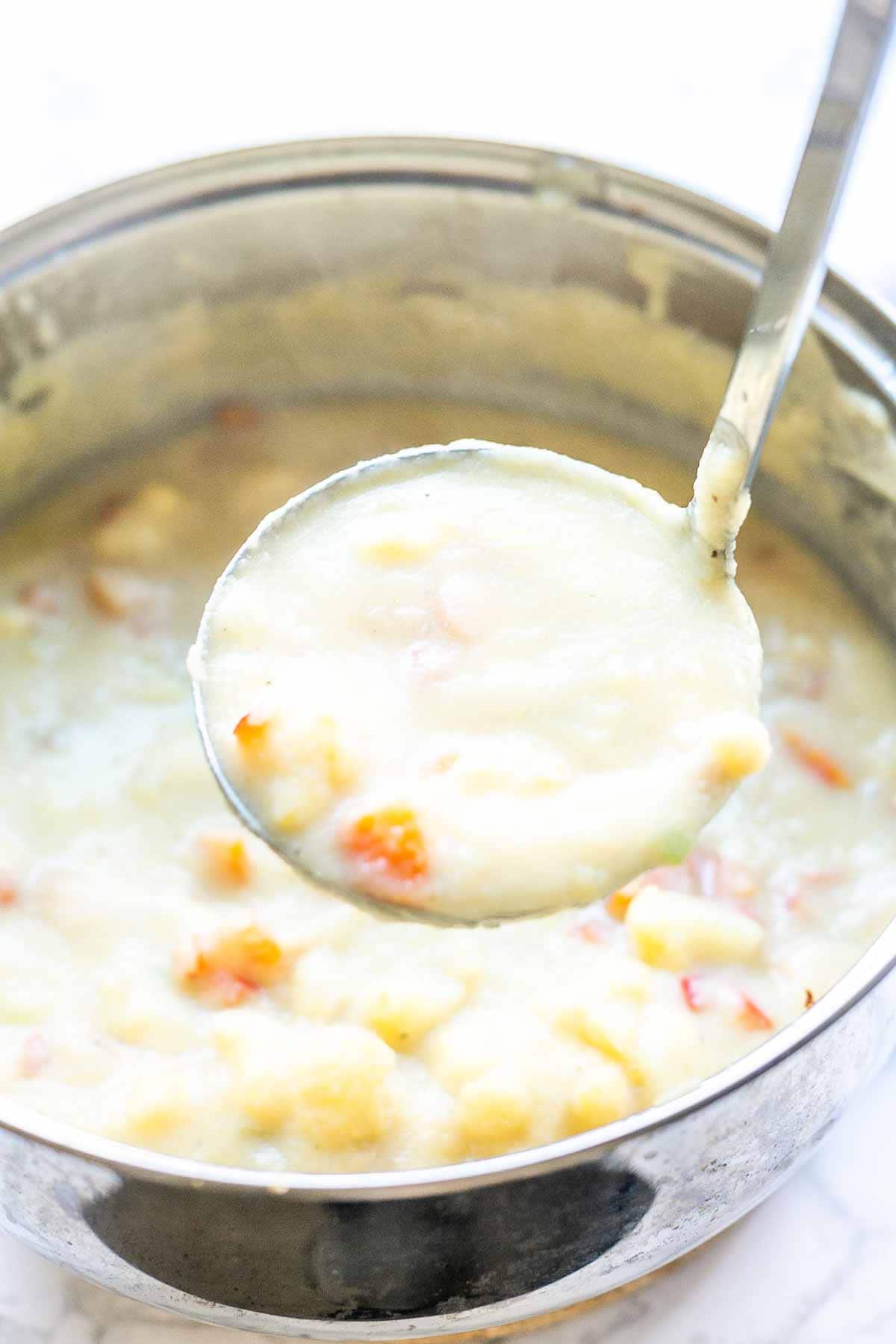 This creamy cauliflower soup is a super-fast and easy soup recipe that you have on the table in half an hour. You can make it vegetarian or even vegan. Serve for lunch as a starter or a full meal with some bread.