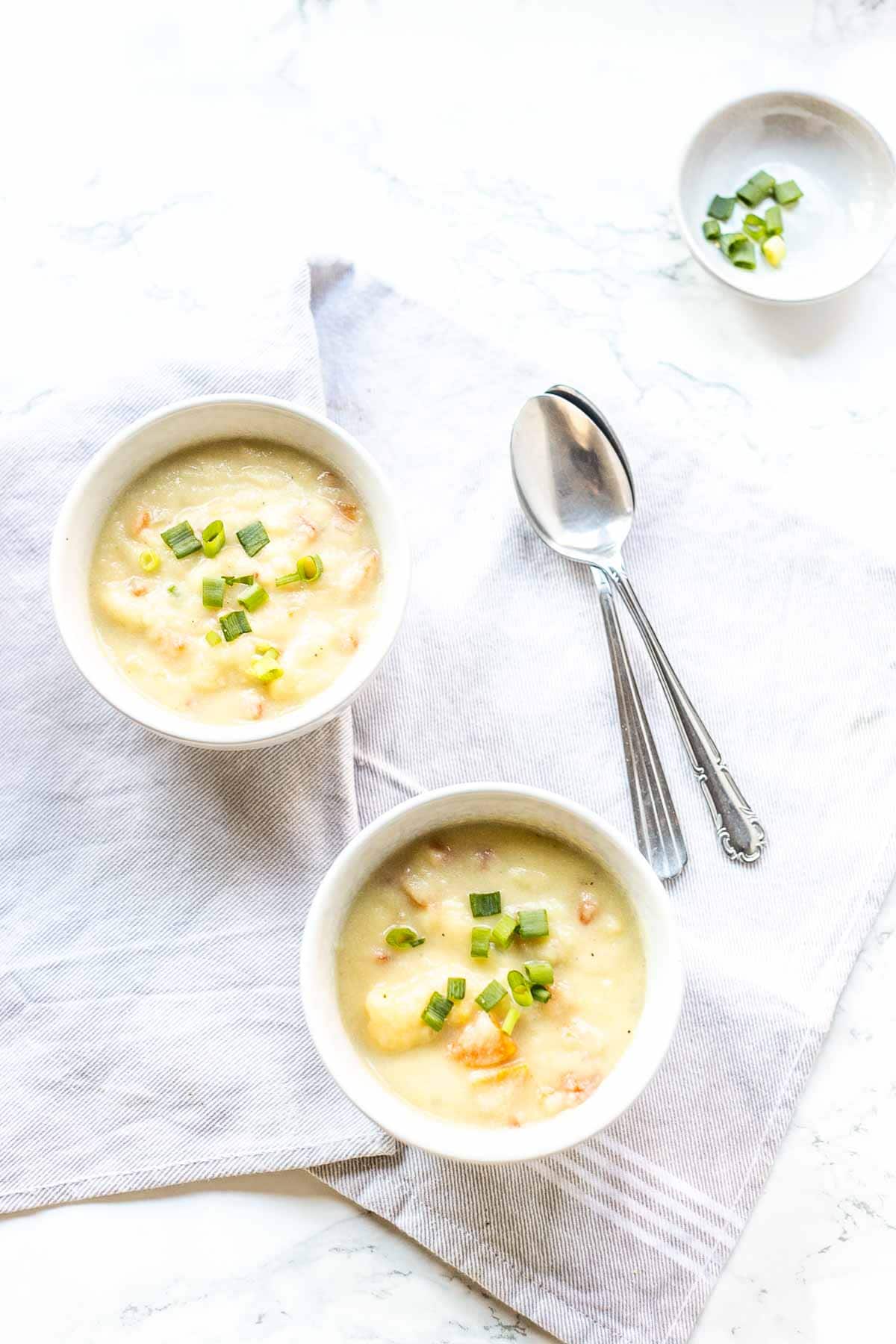This creamy cauliflower soup is a super-fast and easy soup recipe that you have on the table in half an hour. You can make it vegetarian or even vegan. Serve for lunch as a starter or a full meal with some bread.