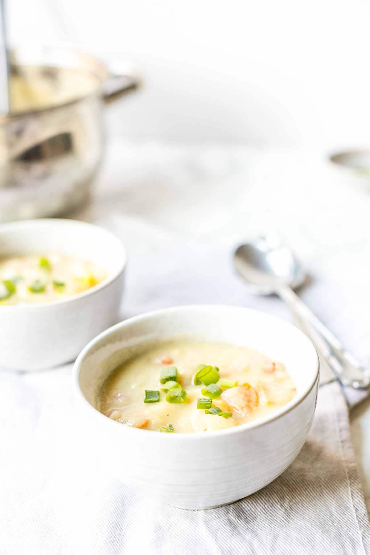 This creamy cauliflower soup is a super-fast and easy soup recipe that you have on the table in half an hour. You can make it vegetarian or even vegan. Serve for lunch as a starter or a full meal with some bread.
