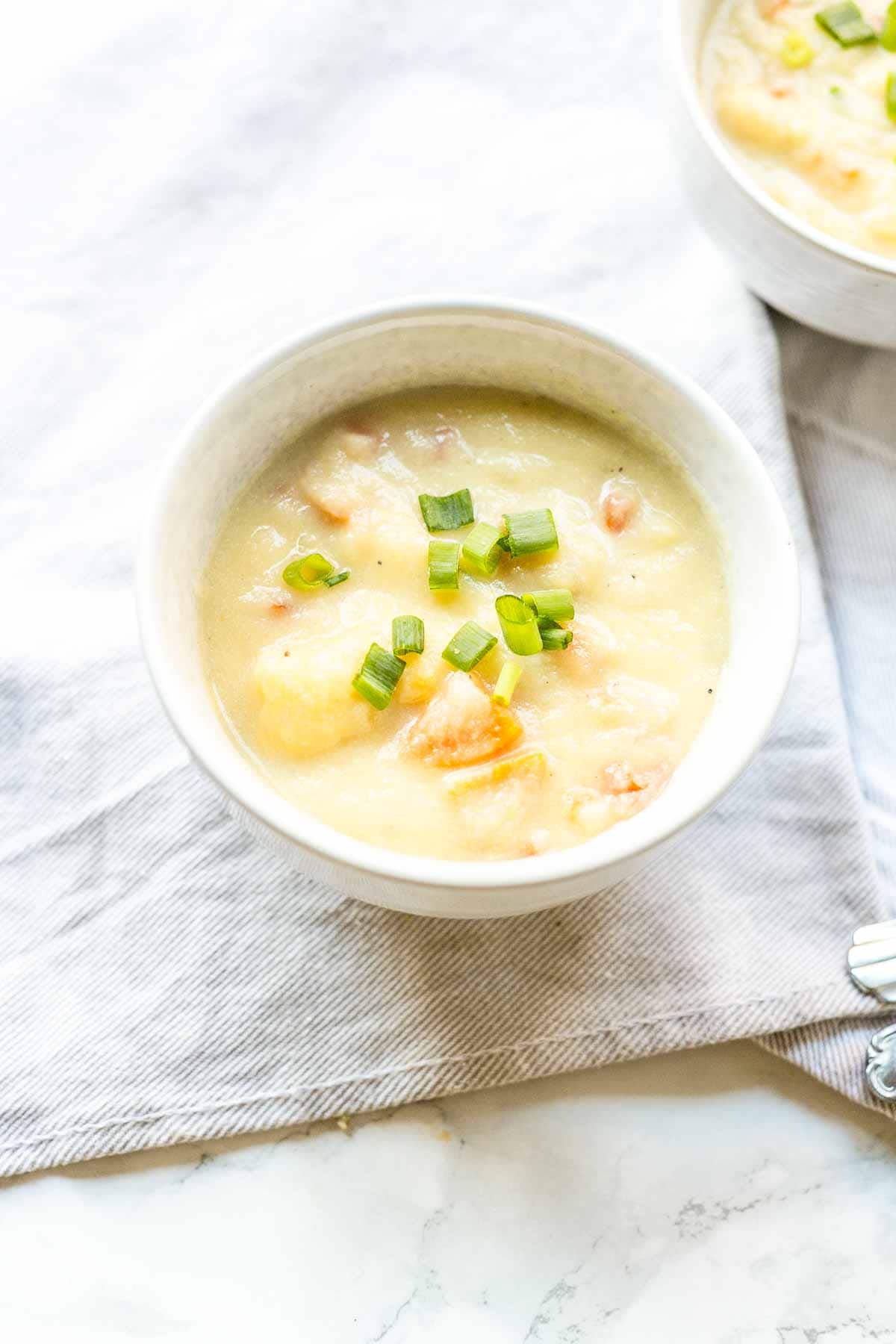 This creamy cauliflower soup is a super-fast and easy soup recipe that you have on the table in half an hour. You can make it vegetarian or even vegan. Serve for lunch as a starter or a full meal with some bread.
