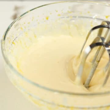 Glass bowl with cheesecake mixture. 