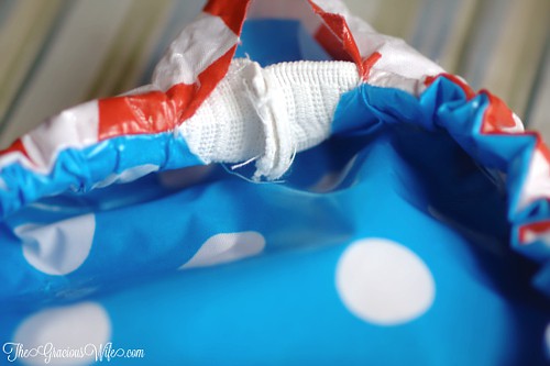 How to Make Washable Reusable Bowl Covers tutorial- a DIY sewing project perfect for summer, picnics, and cookouts. These bowl covers are washable, reusable, and even reversible. These DIY Bowl Covers are so cute! Definitely making them for our potlucks!