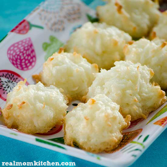 Easy Coconut Macaroons | realmomkitchen.com