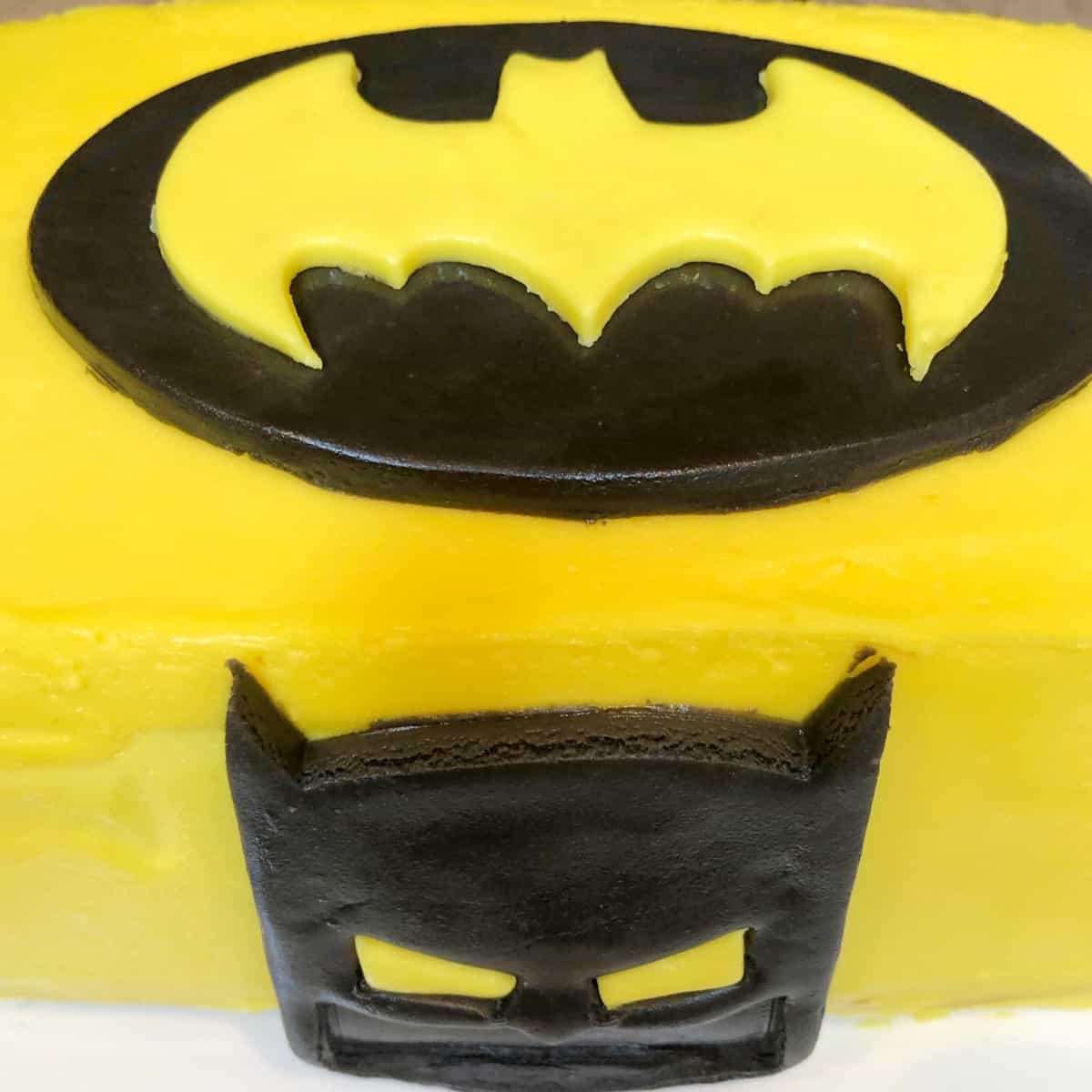 batman cake with batman symbols.