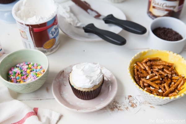 Birthday Cupcake Decorating Party from thelittlekitchen.net Birthday Cupcake Decorating Party from thelittlekitchen.net