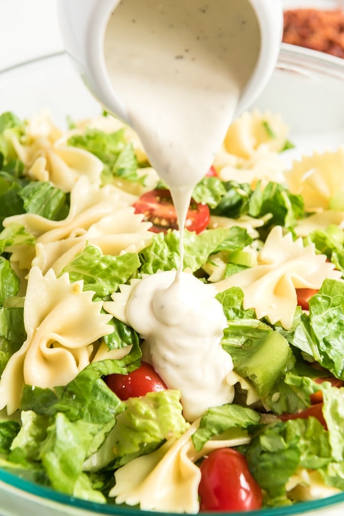 BLT pasta salad pour ranch