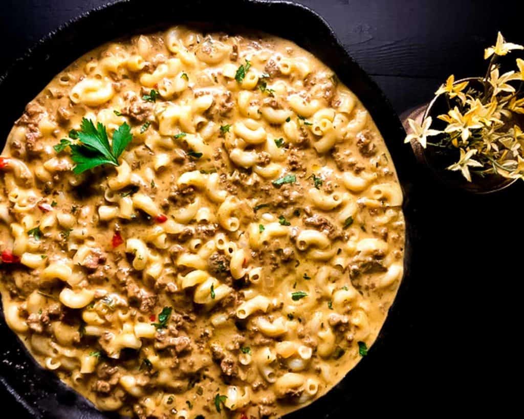 cheeseburger macaroni in skillet