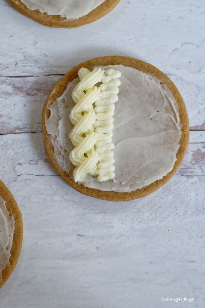 second row of piping added to cookie using Wilton 4