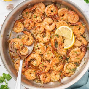 A skillet of garlic and lemon shrimp.