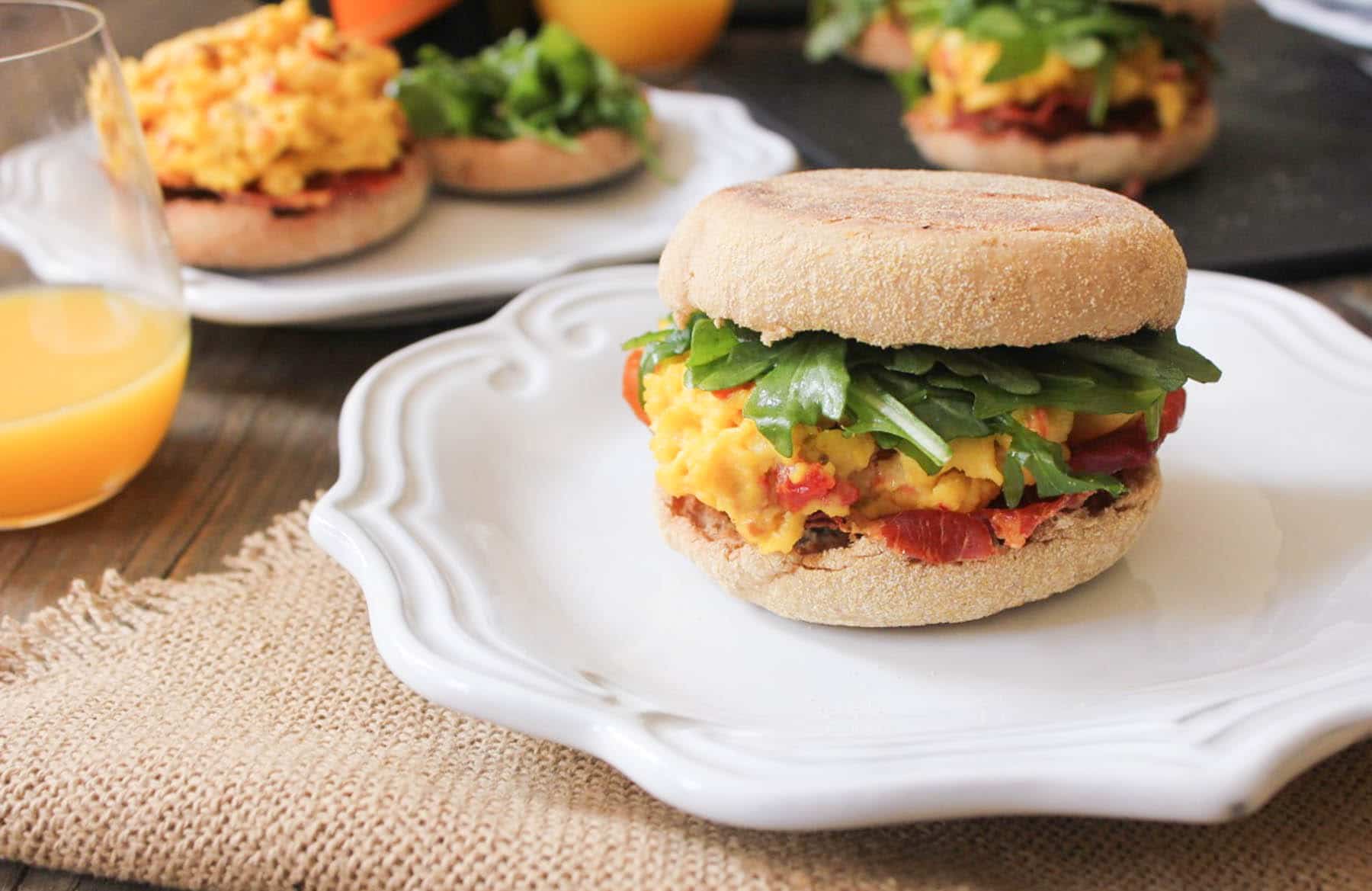 goat-cheese-and-sun-dried-tomato-egg-sandwiches-with-crispy-prosciutto-step-10