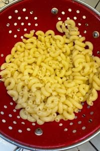 Looking for a tasty side dish for your next barbecue, picnic or potluck? Try this creamy macaroni pea salad recipe! Simple to make and bursting with flavor, it's sure to be a hit with everyone.