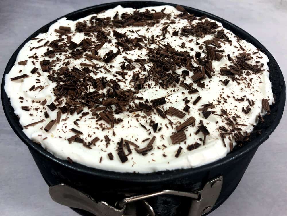 oreo mint ice cream pie with chocolate shavings. on top