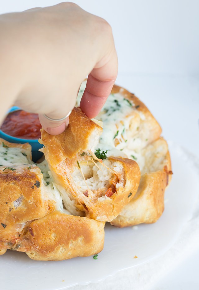 Pizza Pull Apart Bread - Fun pull apart bread with a delicious pizza filling and a garlicky exterior. This is a fun dinner if you have a little picky eater.