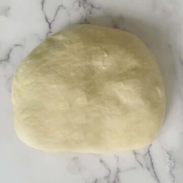poolish pizza dough round