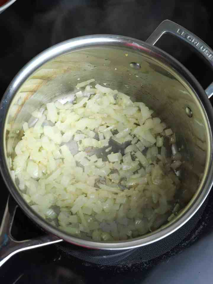 Photo of onions and garlic in the pan.