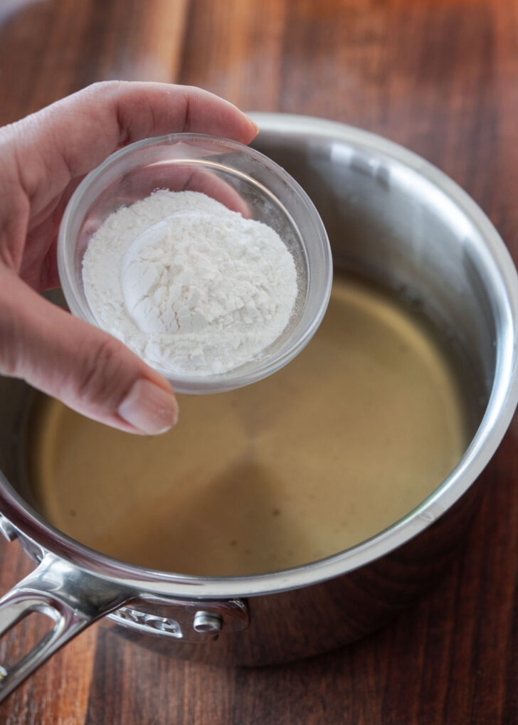 Adding sweet rice flour to kimchi stock.