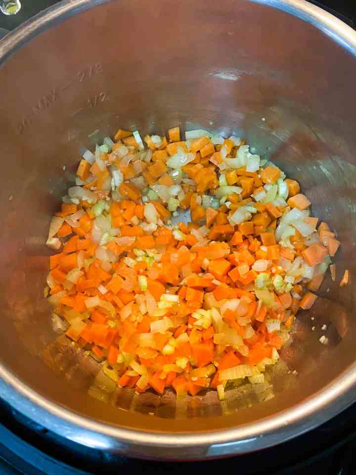 Photo of a pan with all the veggies mixed well.
